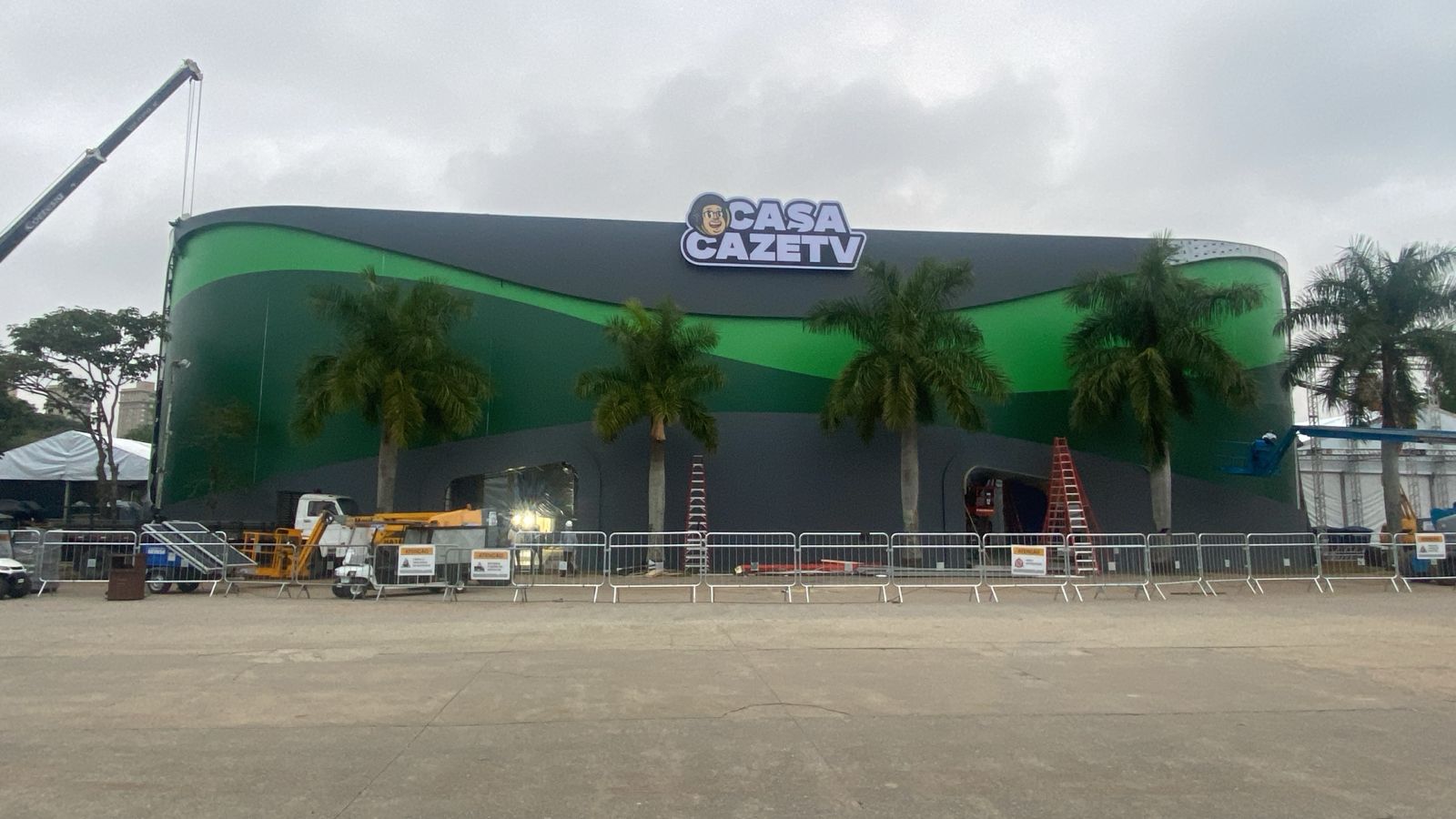 MC Hariel e Gaab comandam abertura da Casa CazéTV em São Paulo durante estreia do Brasil na Copa