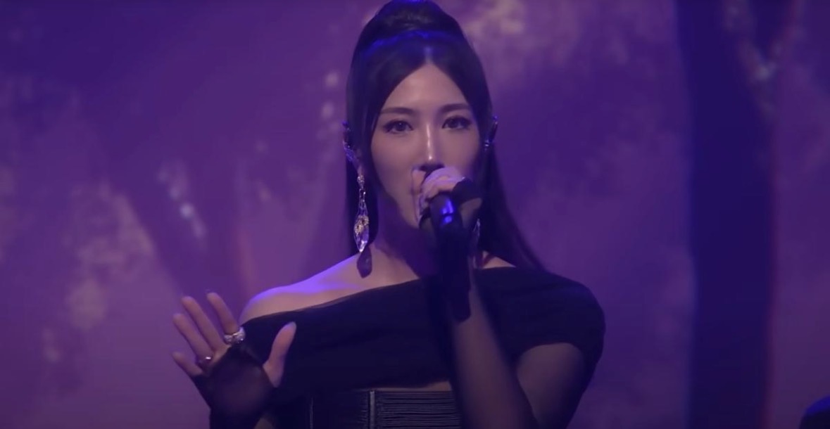 Sul-coreana EJAE emociona ao cantar ao lado de Andrea Bocelli na abertura da Copa do Mundo 2026