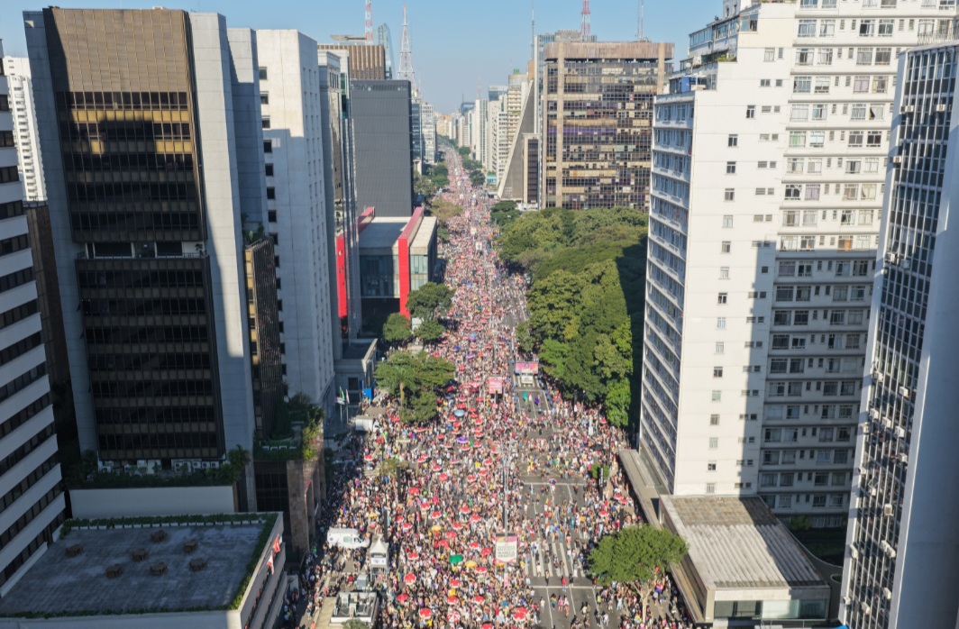 Parada do Orgulho LGBT+ de São Paulo celebra 30 anos e reúne milhões na Avenida Paulista
