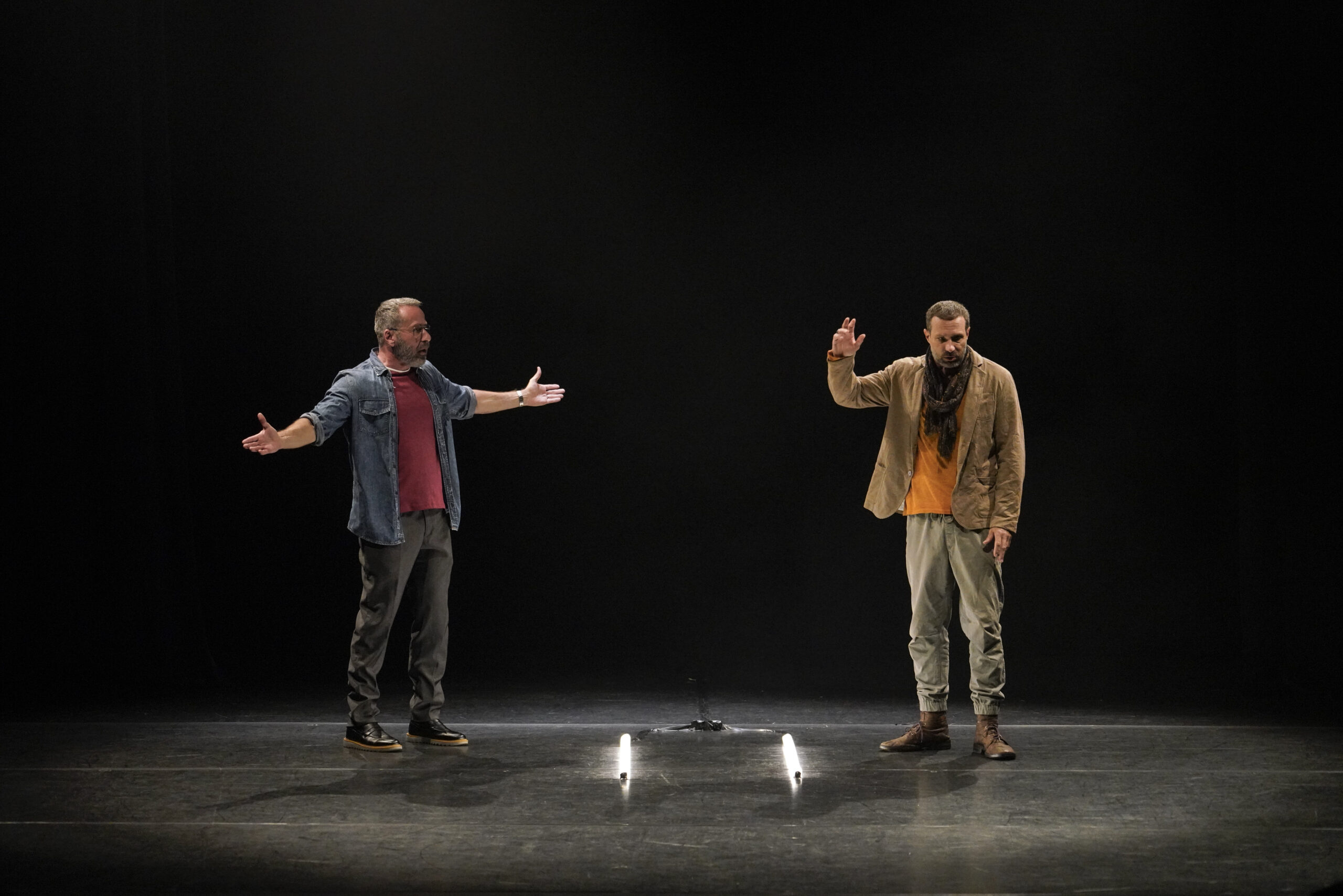 “Entre Irmãos” retorna a São Paulo com temporada em formato intimista no Teatro Vivo