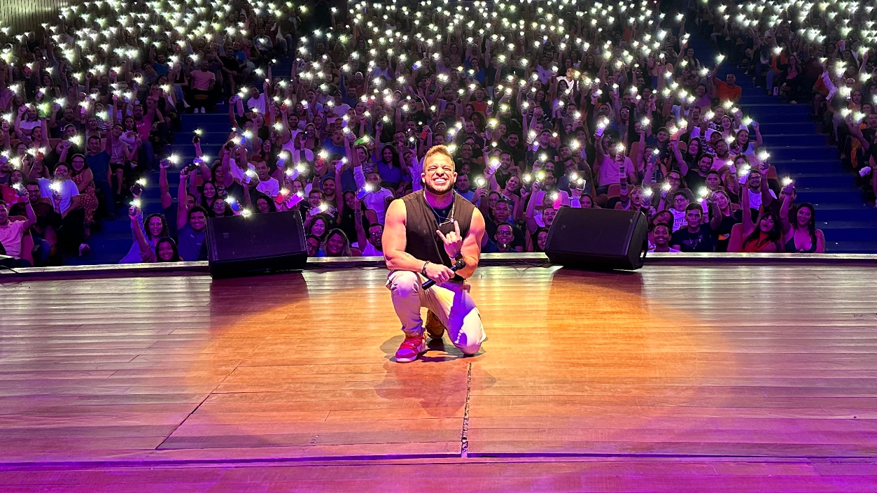 Flávio Andradde apresenta o espetáculo “Como Sobreviver à Própria Família?” em agosto no Teatro Guararapes