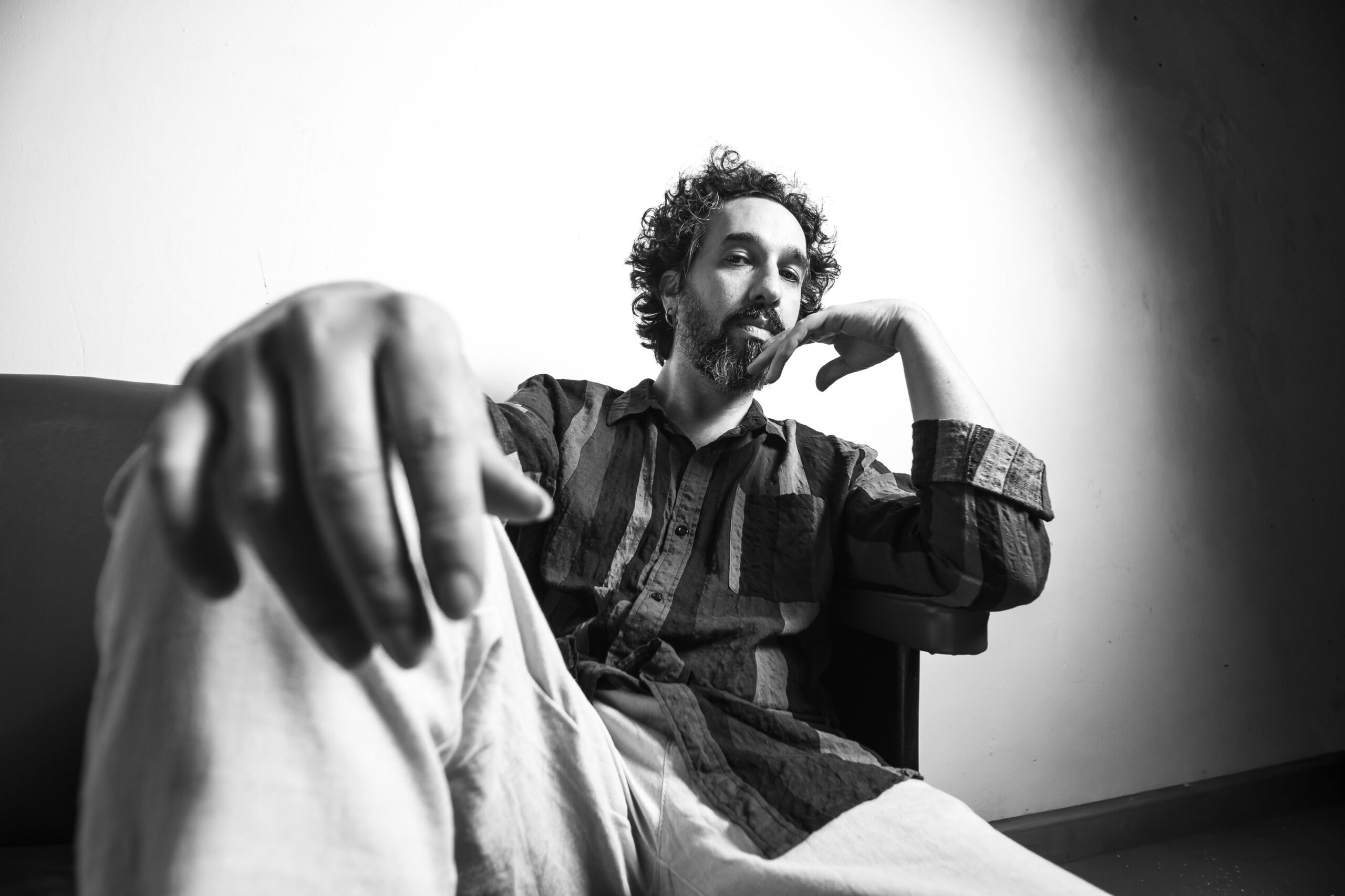 Fabio Manzione transforma incômodos em criação no álbum autoral “Caroço”