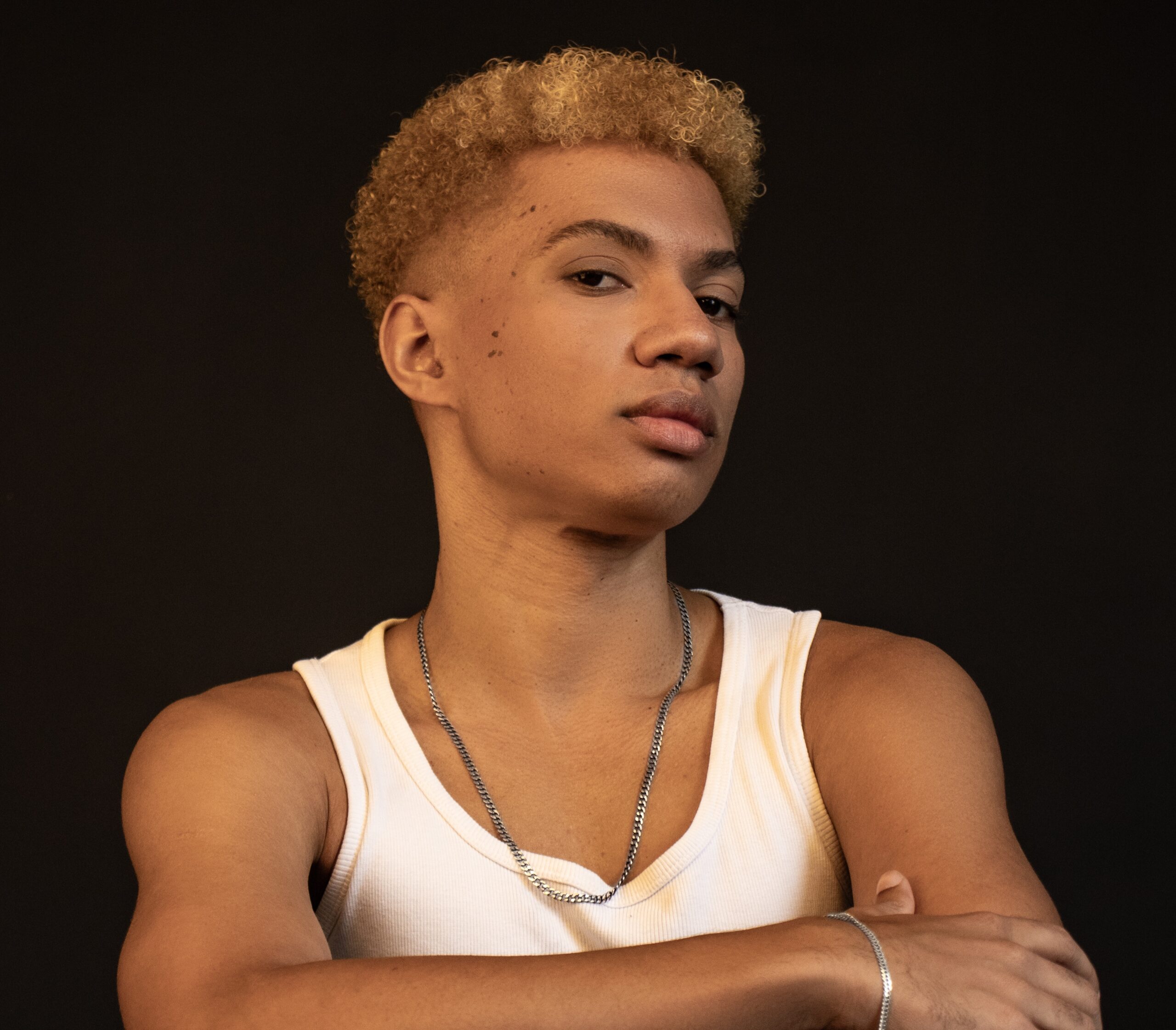 RAFAEL prepara lançamento de álbum autoral com 13 faixas e resgata raízes no Pop e R&B