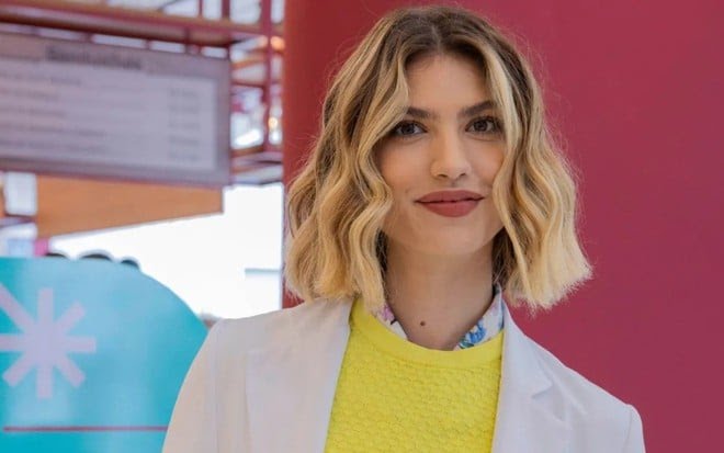 Giovanna Grigio se inspira em “Grey’s Anatomy” para viver médica em nova novela da Globo