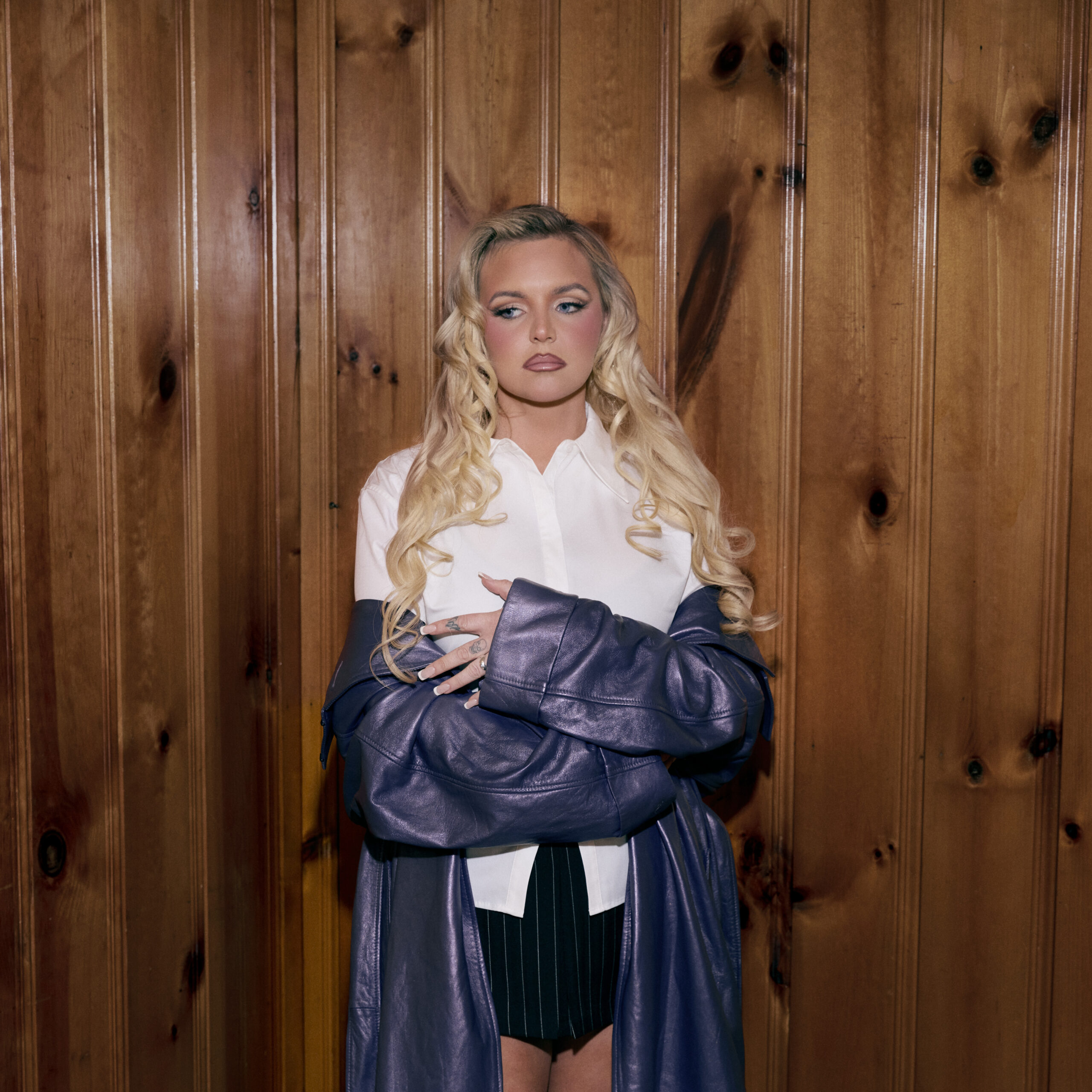 Tones And I apresenta “Mercy”, novo single que destaca sua potência vocal