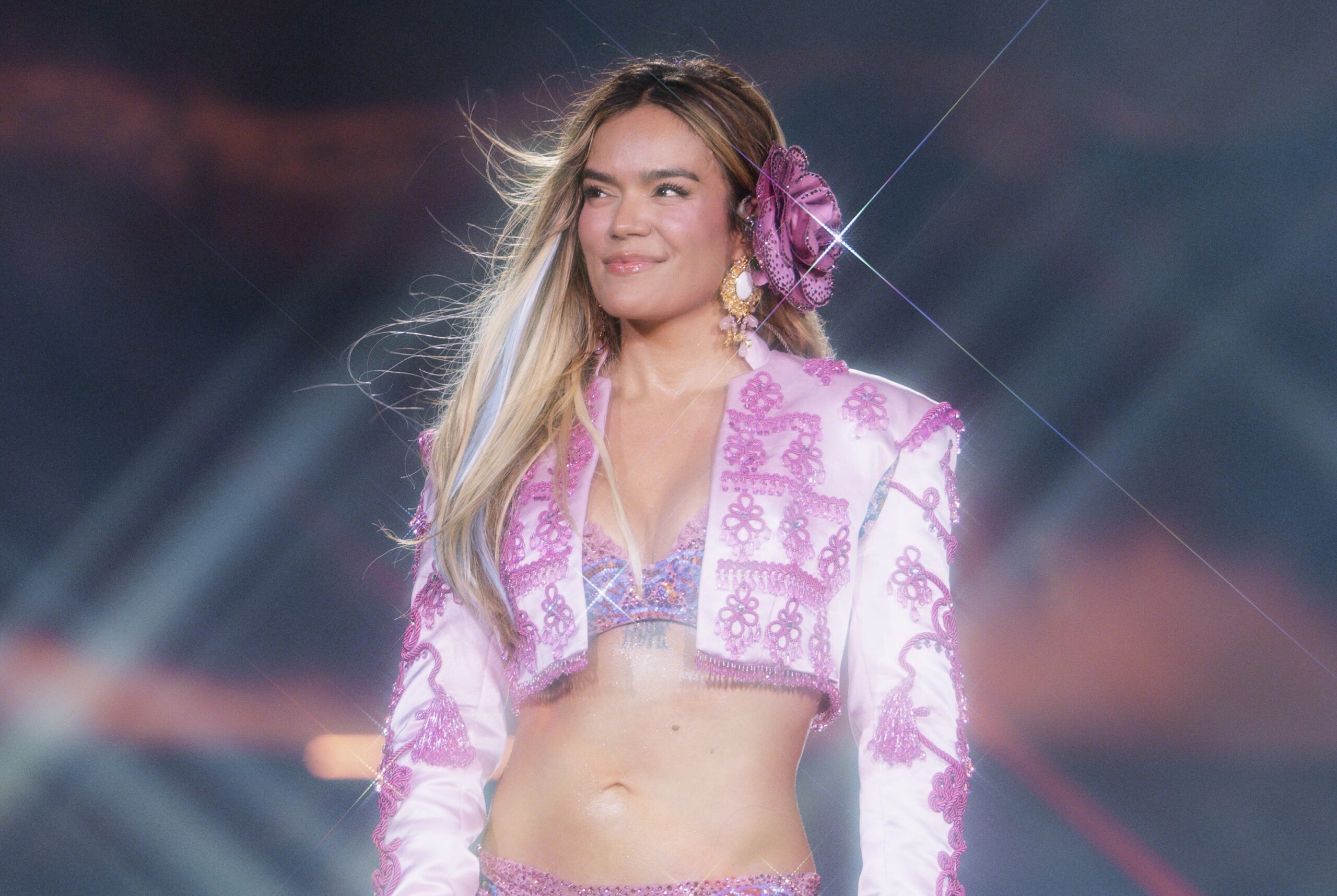 Karol G transforma MetLife Stadium em celebração da música latina durante a Tropitour
