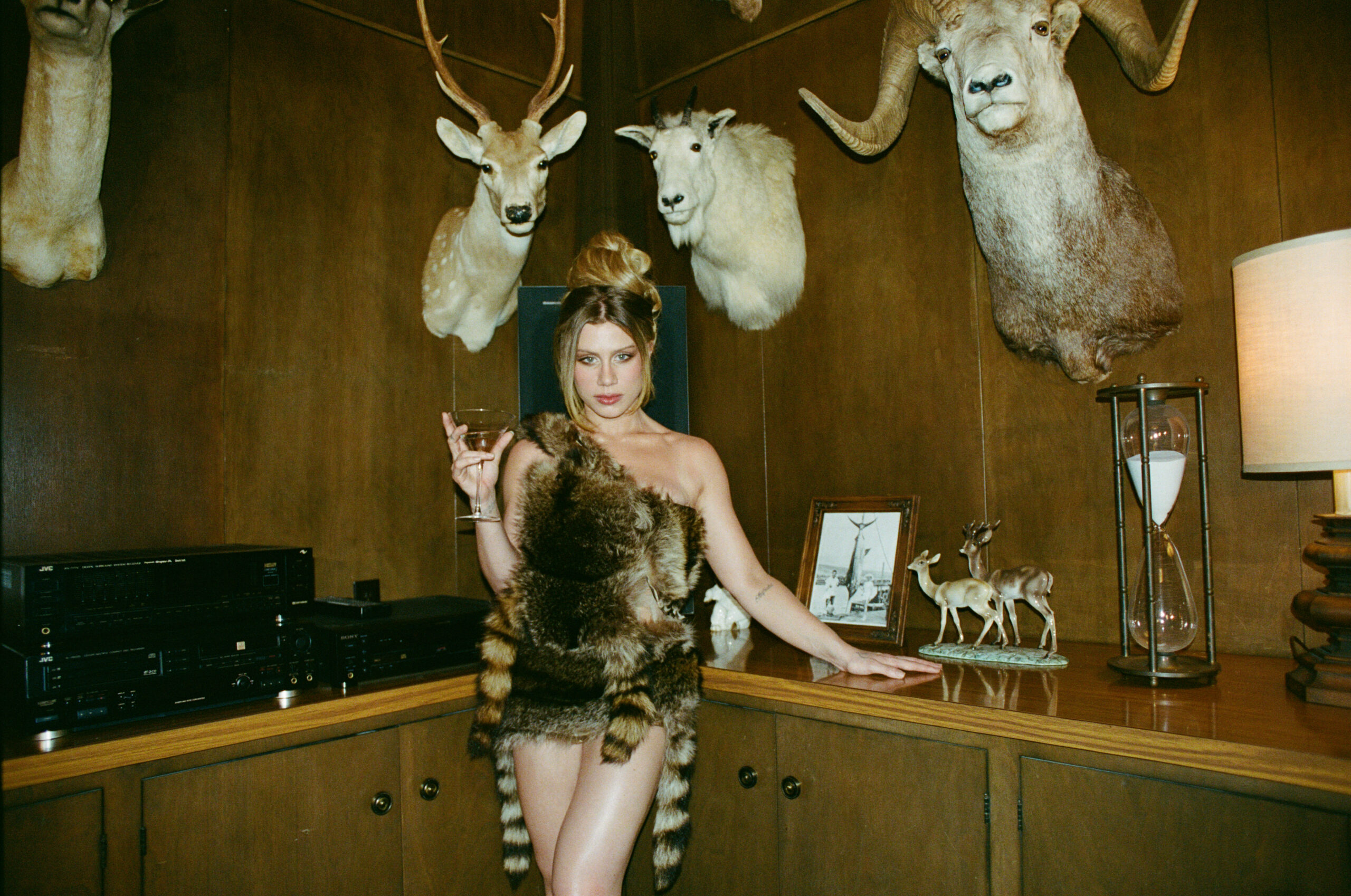 Slayyyter lança “i think he’s got a girl” e prepara álbum complementar para dezembro